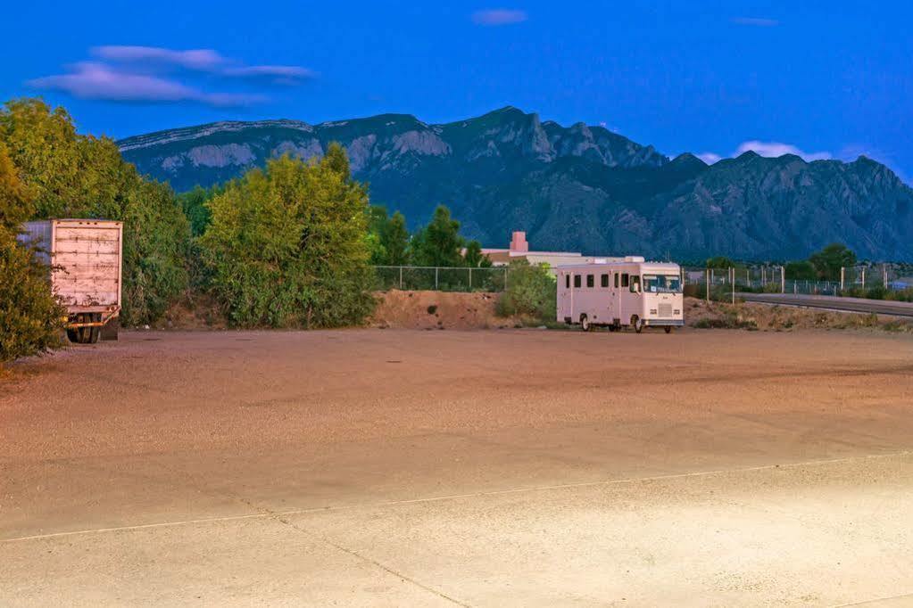Super 8 By Wyndham Bernalillo Hotel Buitenkant foto